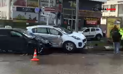 Şanlıurfa'da İki Otomobil Kavşakta Çarpışıp Refüje Çıktı: 3 Yaralı