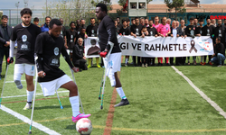DEPSAŞ Enerji'nin Oyuncuları, Üzerinde Mustafa Bebe’nin Fotoğrafı Olan Siyah Tişörtlerle Sahaya Çıktı