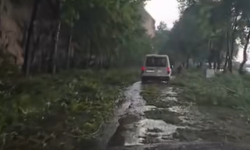 Fırtına Birecik İle Halfeti Arasındaki Yolu Kapattı