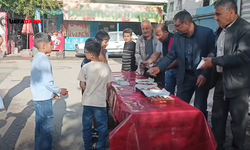 Okul Saldırısında Hayatını Kaybeden Öğretmen ve Öğrenciler İçin Tatlı Dağıttılar