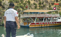 Şanlıurfa Halfeti'de Arızalanak Sürüklenen Tekneyi Jandarma Kurtardı