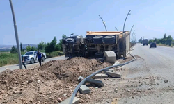Şanlıurfa'da Hafriyat Kamyonu Yoldan Çıktı !