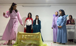 Siverek'te Öğrenciler, İngilizce Dil Becerilerini Sahne Performanslarıyla Sergiledi