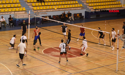 Siverek'te Gerçekleştirilen 36 Takımlı Okullar Arası Voleybol Turnuvası Sürüyor