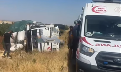 Şanlıurfa Birecik’te Saman Yüklü Kamyon Devrildi: Sürücü Yaralandı
