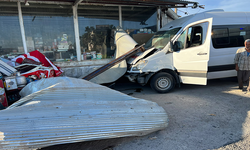 Şanlıurfa'da Servis Minibüsü İşyerine Girdi: 7 Yaralı
