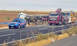 Şanlıurfa'da Tır Şarampole Devrildi: Sürücü Yaralandı