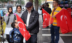 Haliliye'de, 29 Ekim Cumhuriyet Bayramı Öncesi Vatandaşlara Bayrak Dağıtıldı