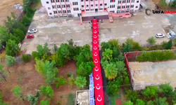 Akçakale Kız Meslek Lisesi 100 Metrelik Bayrak ve Flama Hazırladı