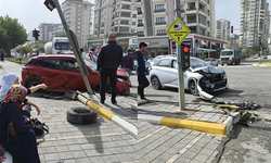 Şanlıurfa'da İki Otomobil Kavşakta Çarpıştı: 2 Yaralı