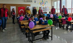 Şanlıurfa Vakıflar Bölge Müdürlüğü, Köy Okuluna Giysi ve Kırtasiye Yardımı Yaptı
