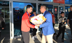 Dünya İkincisi Şanlıurfalı Sporcu'ya Havalimanında Görkemli Karşılama