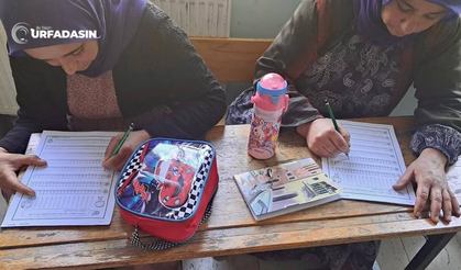 Viranşehir'de Annelerinin Yarım Kalan Okuma Yazma Hayallerini Öğretmenleri Gerçekleştiriyor