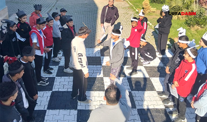 Viranşehir’de Öğrenciler Canlı Satranç Taşı Olup, Oyun Oynadı