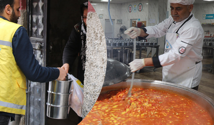 Haliliye’de Ramazan Bereketi, Aşevinden Evlere İftar Olarak Ulaştırılıyor