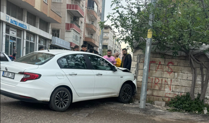 Şanlıurfa Viranşehir’de Kontrolden Çıkan Otomobil Duvara Çarptı