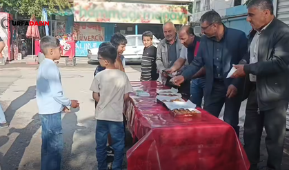 Okul Saldırısında Hayatını Kaybeden Öğretmen ve Öğrenciler İçin Tatlı Dağıttılar