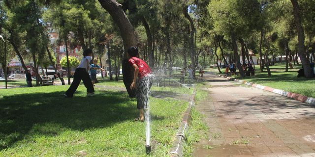Şanlıurfa'da Kavurucu Sıcaklar Çocuklara Yaradı