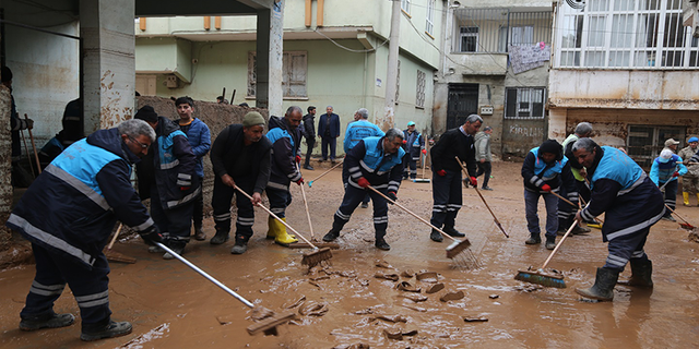 Eyyübiye’de Sel Basan Mahalleler Temizleniyor