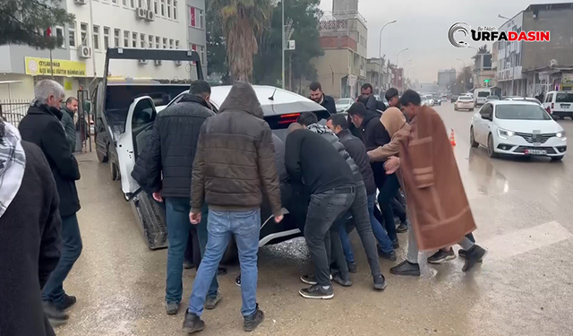 İki Kişinin Yaralandığı Kazada, Vatandaşlar Araçları Sallayarak Çekiciye Yükledi