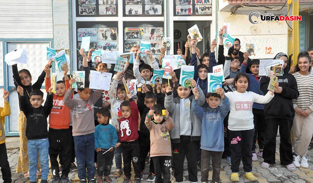 Muhtardan Örnek Hareket, Öğrencilere Karne Hediyesi Dağıttı