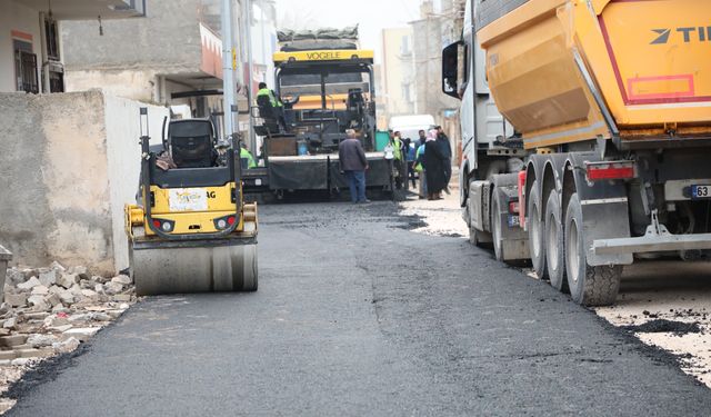 Viranşehir Bahçelievler Mahallesi’nde Sıcak Asfalt Çalışması Devam Ediyor