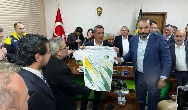 Ali Koç'a Şanlıurfaspor forması hediye edildi