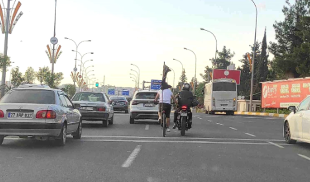 Şanlıurfa'da Tehlikeli Yolculuk: Bisiklet Sürücüsü Motosiklete Tutundu