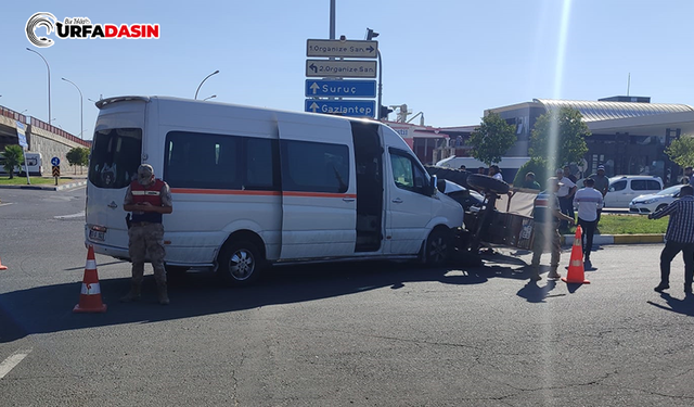 Şanlıurfa'da Servis Minibüsü Traktör ile Çarpıştı: Yaralılar Var