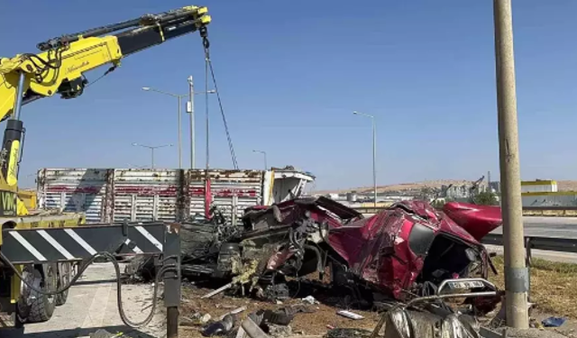 Şanlıurfa-Gaziantep Otoyolunda Tır Kontrolden Çıktı:1 Yaralı