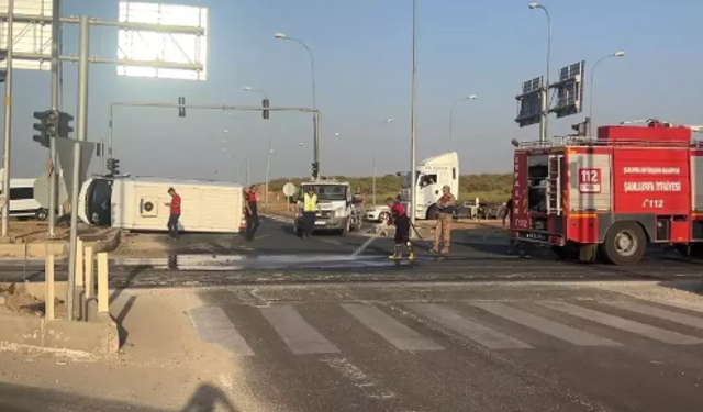 Ceylanpınar'da Kontrolden Çıkan Hafif Ticari Araç Refüje Çarparak Devrildi:1 Yaralı