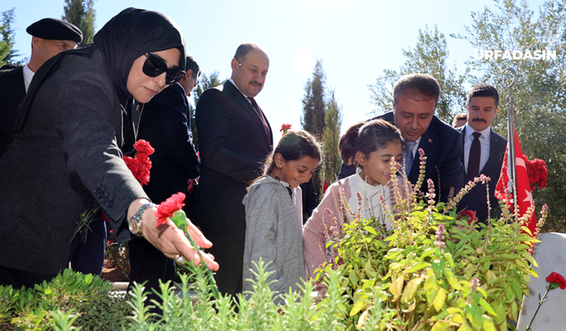 Urfa Şehitliğine 29 Ekim Cumhuriyet Bayramı Ziyaretinde Duygu Dolu Anlar Yaşandı