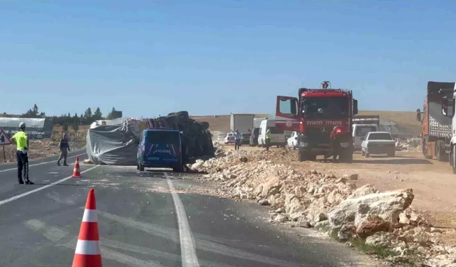 Suruç Ölüm Yolunda  Tır Devrildi, Sürücü Yaralandı