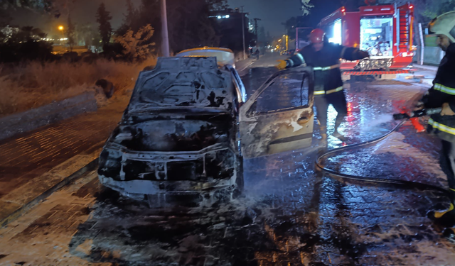 Karaköprü'de Park Halindeki Araç Yandı Kullanamaz Hale Geldi