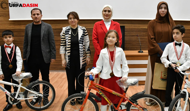 Şanlıurfa'da İstiklal Marşı Ezbere Okuma Yarışmasının Ödülleri Verildi