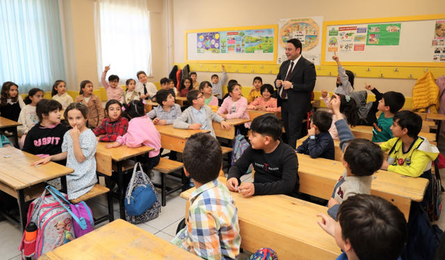 Haliliye Kaymakamı Dr.Muhammed Serkan Şahin İki Okulu Ziyaret Etti
