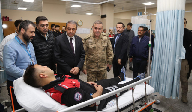 Şanlıurfa'da Trafik Kazası Geçiren Polislere Hastanede Geçmiş Olsun Ziyareti