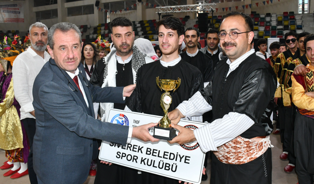 Siverek Belediyesi Halk Oyunları Ekibi Kilis'ten Kupayla Döndü