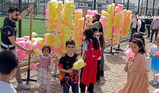 Polisler, Çocuklara Pamuklu Şeker Dağıttı