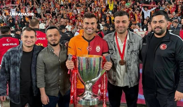 Galatasaraylı Abdulkerim Bardakçı'nın Şanlıurfalılarla Kupa Pozu