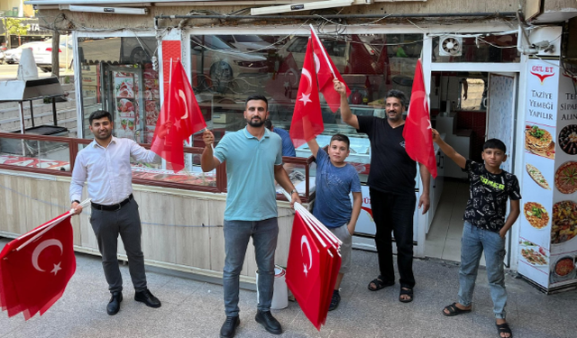 Şanlıurfa'da Esnaf, Erdoğan'ın Bayrak Çağrısına Anında Destek Verdi