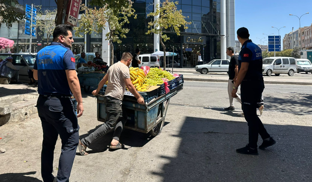 Şanlıurfa Açıksu Bölgesinde Yolu İşgal Eden İşportacıların Seyyar Arabalarına El Konuldu