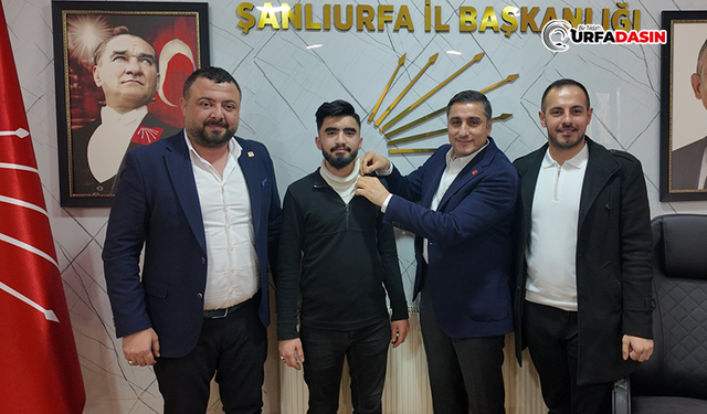 Şanlıurfa’da CHP’ye Katılanlara Rozetleri Takıldı