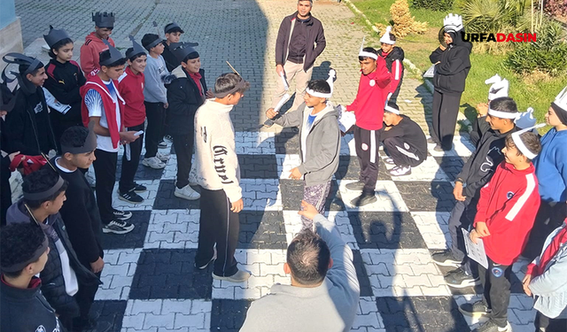 Viranşehir’de Öğrenciler Canlı Satranç Taşı Olup, Oyun Oynadı