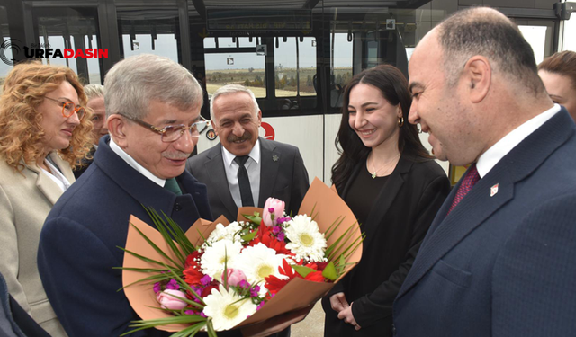 Ahmet Davutoğlu Şanlıurfa’ya Geldi Çiçeklerle Karşılandı