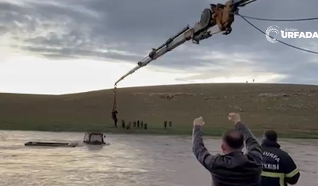 Şanlıurfa’da Derede Mahsur Kalan Traktörün Sürücüsü Vinçle Kurtarıldı