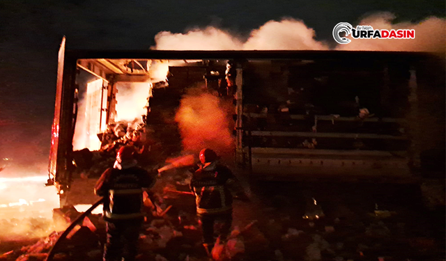 Şanlıurfa'da Gece Vakti Peçete Yüklü Tır Yandı
