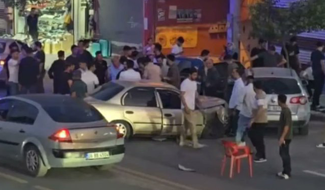 Şanlıurfa'da Kontrolden Çıkan Otomobil Park Halindeki Araçlara Çarptı