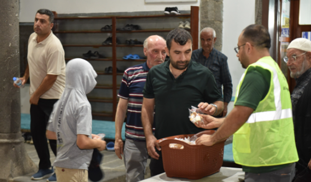 Siverek'te Dün Gece Mevlit Kandili Dolayısıyla Camilerde İkram Yapıldı