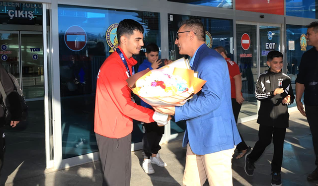 Dünya İkincisi Şanlıurfalı Sporcu'ya Havalimanında Görkemli Karşılama